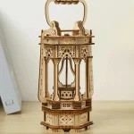 Oggetto scientifico in legno, modellino di una lanterna storica, decorazione educativa e decorativa, perfetta per appassionati di scienza e storia.