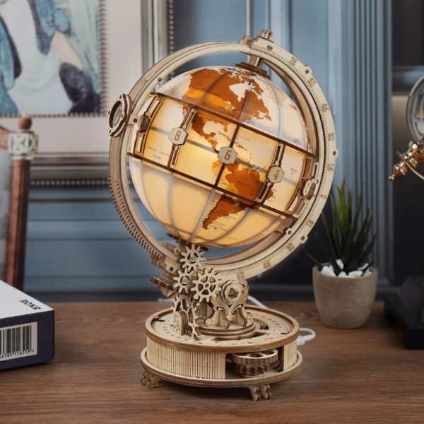 Globo geografico in legno con dettagli meccanici, decorazione scientifica elegante per ambienti studi o uffici.