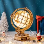 Orologio globare in legno con mappamondo, perfetto come decorazione scientifica e oggetto da collezione. Design elegante e dettagli realistici, ideale per appassionati di scienza e astronomia.