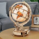 Mappamondo in legno 3D con dettagli geografici e meccanismi, decorazione scientifica in stile vintage, ideale per studi e arredamento.