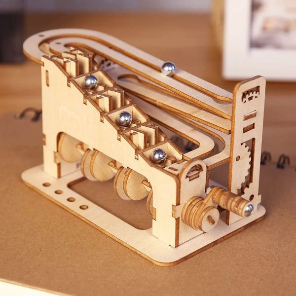 Pianoforte meccanico in legno con sfere metalliche, oggetto decorativo e didattico ispirato alla musica e alla fisica, perfetto come oggetto da collezione o decorazione scientifica.