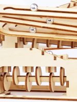 Modello di percorso in legno con sfere metalliche, rappresenta un'installazione decorativa e scientifica in materiali naturali e metallici, ideale per appassionati di scienza e design.