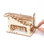 Gioco scientifico in legno con percorso a sfere, ideale per stimolare la curiosità e l'apprendimento dei principi fisici. Perfetto come decorazione educativa e oggetto di intrattenimento per adulti e.