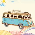 Autobus in legno decorativo, perfetto come oggetto scientifico e decorativo per ambienti educativi o di design.