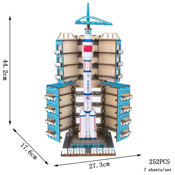 Modello di razzo spaziale in legno con dettagli colorati, altezza 44,2 cm, larghezza 27,3 cm, profondità 17,6 cm, composto da 252 pezzi, perfetto come decorazione scientifica educativa.