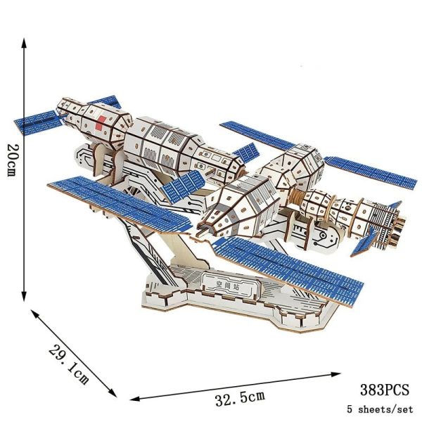 Modello di satellite spaziale in cartone 3D con pannelli solari blu, dettagliata riproduzione di un veicolo spaziale, altezza circa 20 cm.