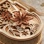 Cuore di legno intagliato con dettagli di una farfalla decorativa, perfetto come oggetto decorativo o regalo a tema scientifico e naturale.
