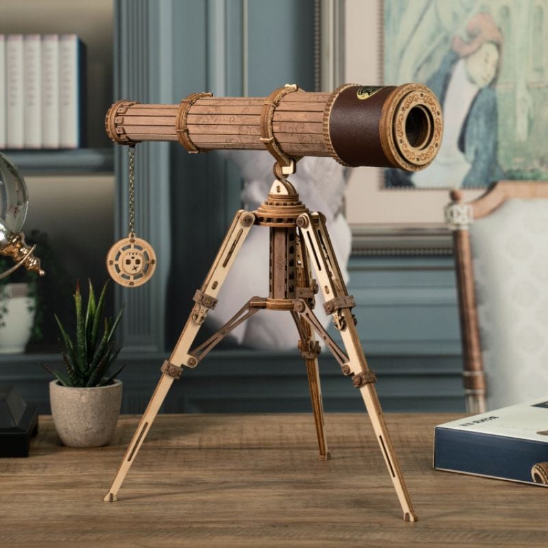 Mira telescopica in legno decorativa, perfetta come oggetto di decorazione scientifica o da collezione, con dettagli realistici e stile vintage.