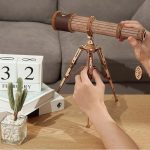 Modello di telescopio in legno con dettagli realistici, perfetto come decorazione scientifica o giocattolo educativo per bambini e appassionati di astronomia.