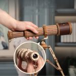 Modello di telescopio in legno decorativo e scientifico, perfetto come oggetto di arredamento o per appassionati di astronomia e scienza.