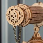 Modello di torretta astronomica in legno con dettagli decorativi, perfetta come oggetto decorativo scientifico e da collezione.