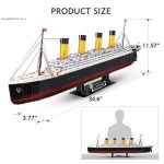 Modello di nave Titanic in scala con dettagli realistici e dimensioni precise.