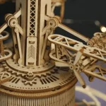 Orologio meccanico in legno con dettagli complessi e ingranaggi visibili, decorazione scientifica artigianale.
