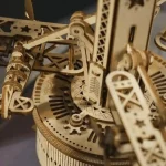 Dettaglio di un orologio astronomico in legno con ingranaggi e meccanismi complessi, perfetto come decorazione scientifica e oggetto di design.