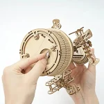 Orologio in legno con design aeronautico, dettagli intricati e movimento a pendolo, perfetto come decorazione scientifica originale e artigianale.