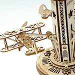 Pezzo di puzzle in legno raffigurante un pianeta Terra con dettagli intricati e meccanismi di rotazione, ideale come decorazione scientifica e oggetto di studio educativo.