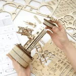 Oggetto scientifico in legno con componenti meccanici e ingranaggi, ideale per decorazioni e progetti educativi.