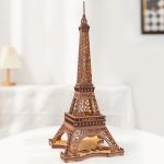 Modello in legno della Torre Eiffel, perfetto come decorazione scientifica o oggetto da collezione, con dettagli precisi e finitura elegante.