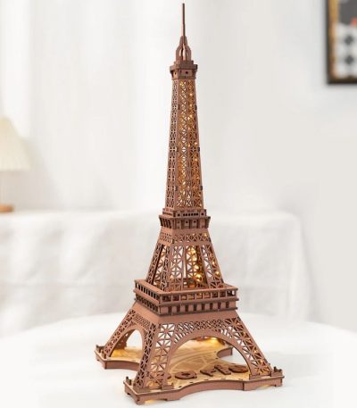 Modello in legno della Torre Eiffel, perfetto come decorazione scientifica o oggetto da collezione, con dettagli precisi e finitura elegante.