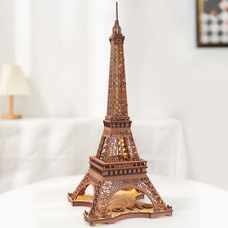 Modello in legno della Torre Eiffel, perfetto come decorazione scientifica o oggetto da collezione, con dettagli precisi e finitura elegante.