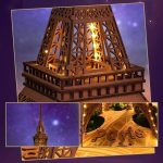 Miniatura della Torre Eiffel con luci LED accese, perfetta come decorazione da tavolo o regalo.