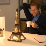 Lampada decorativa Eiffel Tower con illuminazione LED calda.