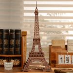 Modello in legno della Torre Eiffel, decorazione scientifica e oggetto da collezione, perfetto per appassionati di scienza e design.