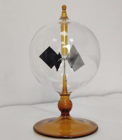 Vaso di esperimento con globulo di vetro, componenti scientifici e supporto in vetro colorato, ideale come decorazione scientifica o oggetto da collezione.