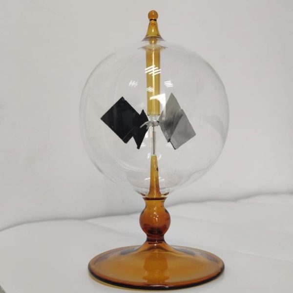 Vaso di esperimento con globulo di vetro, componenti scientifici e supporto in vetro colorato, ideale come decorazione scientifica o oggetto da collezione.