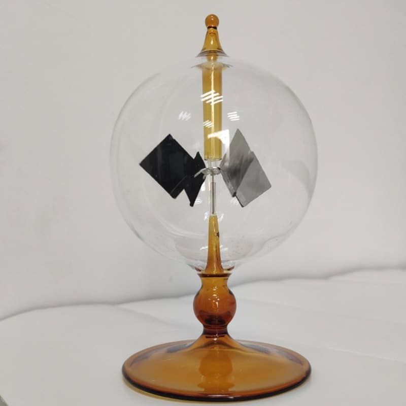 Vaso di esperimento con globulo di vetro, componenti scientifici e supporto in vetro colorato, ideale come decorazione scientifica o oggetto da collezione.
