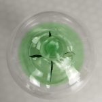 Pallone di vetro con liquido verde e bolle d'aria, decorazione scientifica, oggetto da collezione o decorazione da laboratorio.