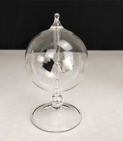 Orologio a pendolo in vetro trasparente con meccanismo interno visibile, decorativo e scientifico, ideale per appassionati di oggetti scientifici e decorazioni originali.