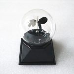 Modello di pallina di Newton con sfera di vetro e base nera, simbolo di fisica e scienza.