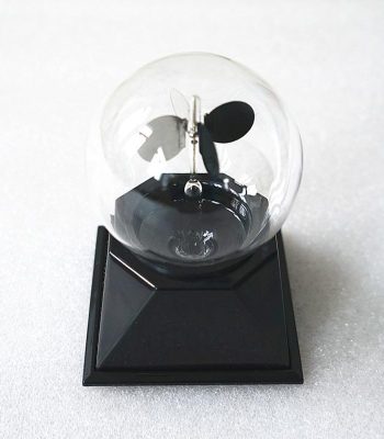 Modello di pallina di Newton con sfera di vetro e base nera, simbolo di fisica e scienza.