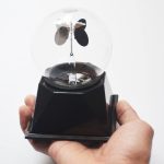 Vaso di Petri con farfalla in volo, decorazione scientifica in vetro, oggetto da collezione o decorazione da laboratorio.
