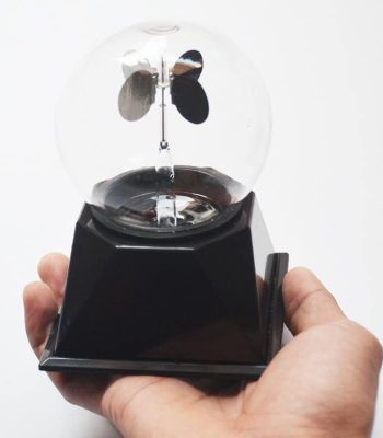 Vaso di Petri con farfalla in volo, decorazione scientifica in vetro, oggetto da collezione o decorazione da laboratorio.