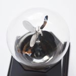 Modello di vespa in vetro con dettagli di motore a vapore e ali in metallo, perfetto come decorazione scientifica o oggetto da collezione.