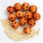 Palline di legno con fori, ideali per esperimenti scientifici e decorazioni educative, in un set di vari colori e dimensioni.
