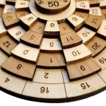 Orologio didattico in legno con numeri e segmenti per insegnare l'ora ai bambini, ideale come decorazione educativa e oggetto scientifico.