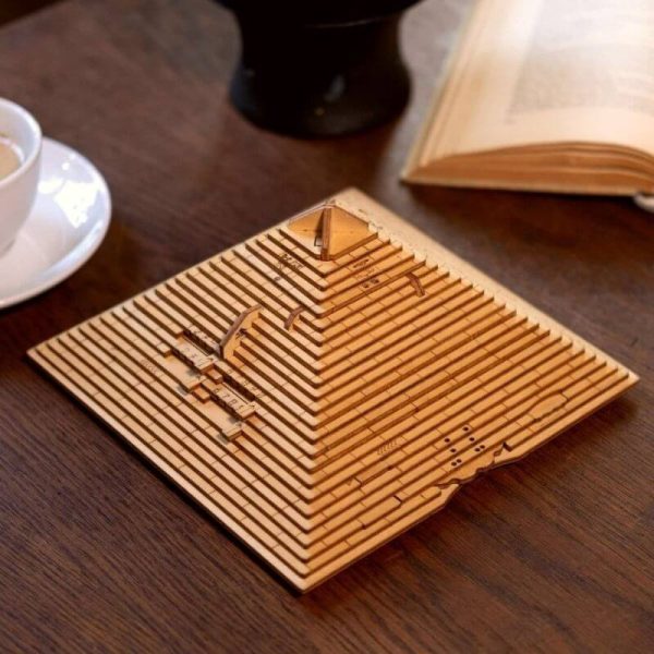 Modello di piramide in legno con dettagli geometrici, perfetto come decorazione scientifica o oggetto da collezione.