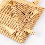 Pannelli di legno con strumenti di misurazione scientifica, come righelli e squadre, ideali per decorazioni e oggetti scientifici.