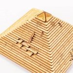 Modello di piramide di calcolo in legno con scale e misurazioni, ideale come decorazione scientifica o strumento educativo.