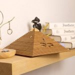 Decorazione piramidale di libri scientifici in stile minimalista.