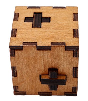 Pupazzo di legno con incastri a puzzle, decorazione scientifica in stile vintage, oggetto decorativo originale e artigianale.