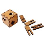 Cubo puzzle in legno con pezzi smontabili, oggetto decorativo e educativo per appassionati di scienza e giochi di logica.