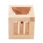 Piramide di legno naturale con base e supporto in legno chiaro, oggetto decorativo e scientifico per esposizioni o attività educative.