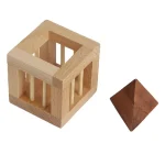 Cubo di legno con pali verticali e tetraedro in legno, oggetto decorativo e scientifico. Perfetto per esposizioni didattiche o come elemento di design ispirato alla geometria.