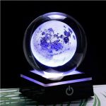 Sfere di cristallo con immagine della luna 3D, illuminata da una base LED, perfetta come decorazione scientifica o oggetto da collezione.