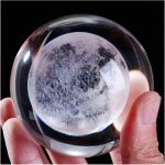 Palla di cristallo trasparente con immagine dettagliata della luna, perfetta come decorazione scientifica o oggetto da collezione.