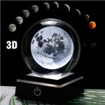 Lampada Luna 3D in cristallo con base LED, perfetta come decorazione scientifica e oggetto di design.